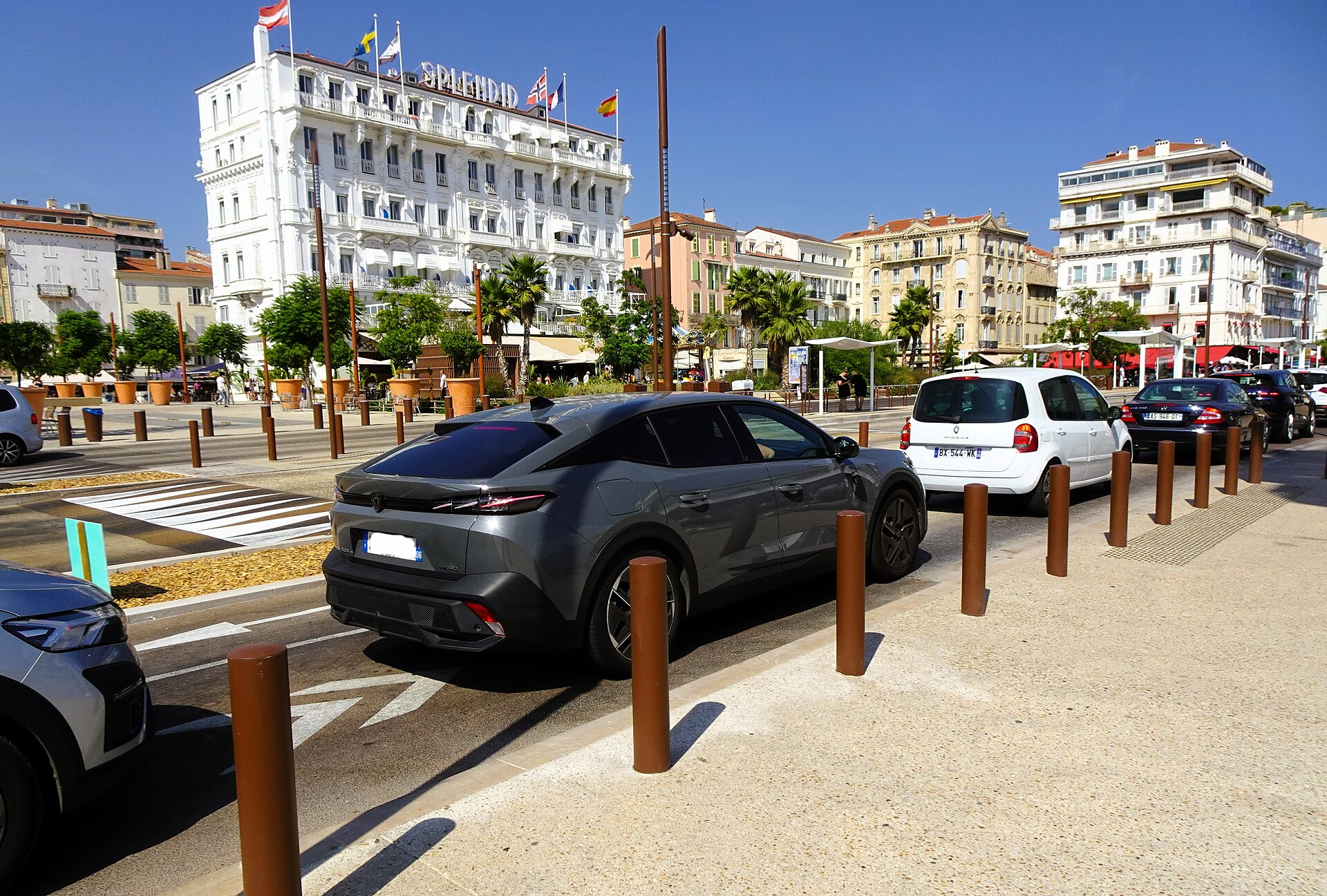 Peugeot e-408